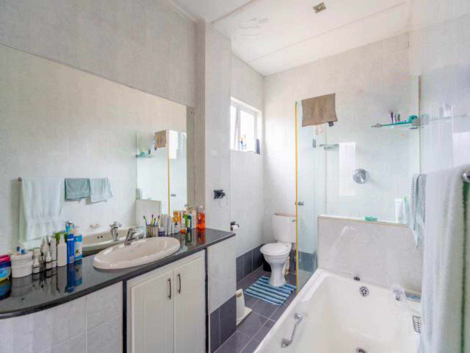 Main Bathroom - 14 square meters of property in Durban Central