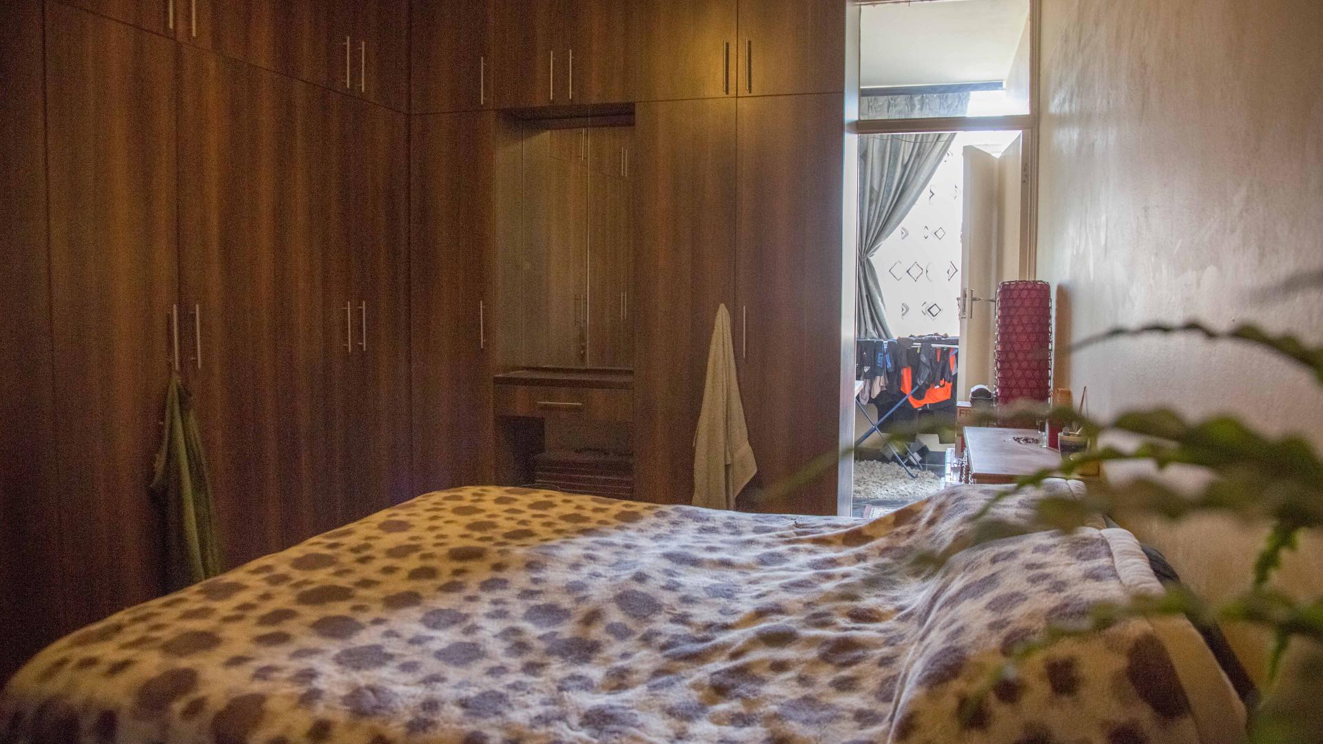 Main Bedroom - 21 square meters of property in Parktown