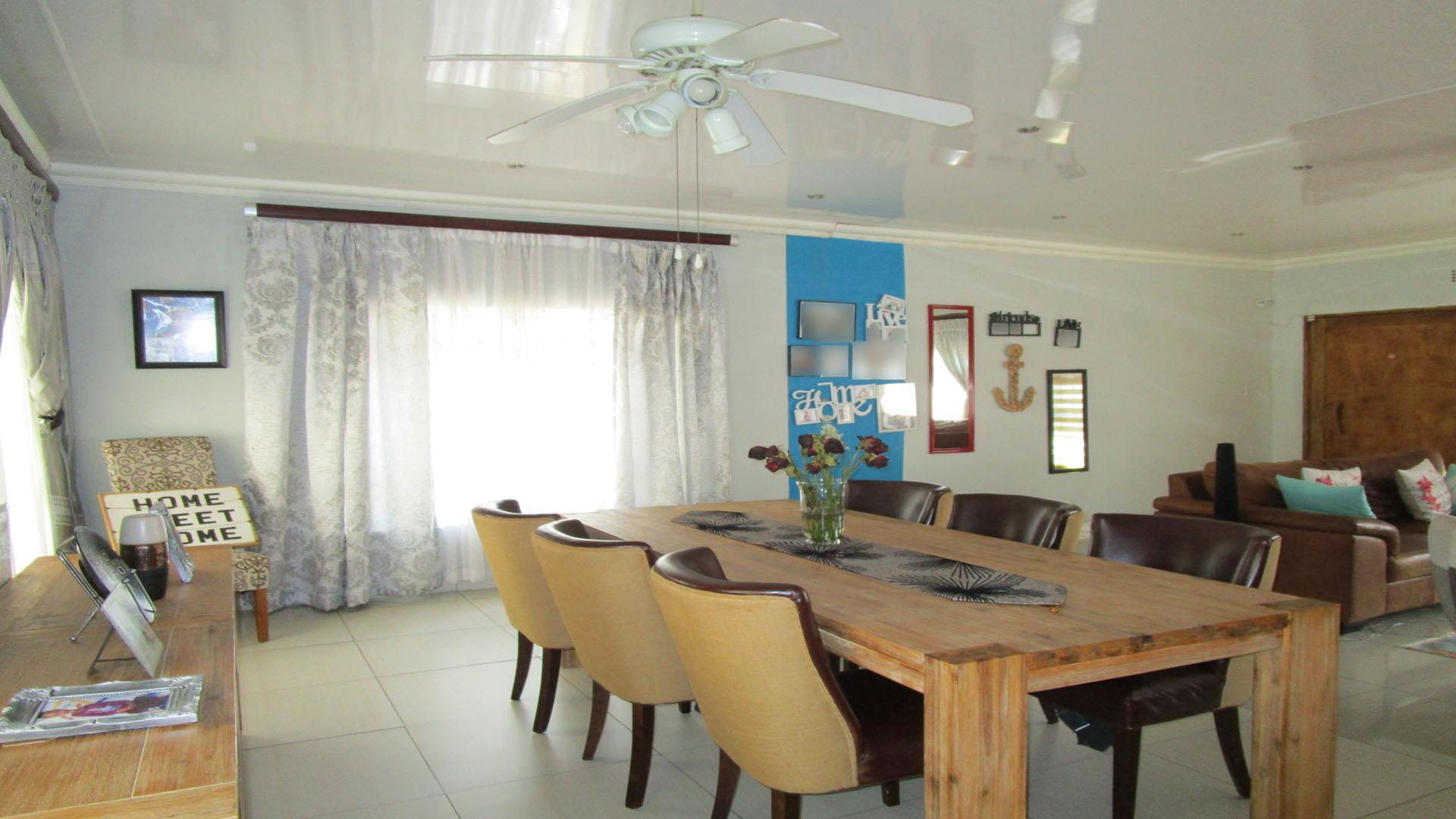Dining Room - 23 square meters of property in Protea Park (North West)