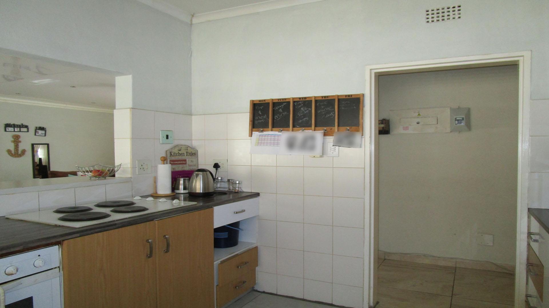Kitchen - 10 square meters of property in Protea Park (North West)