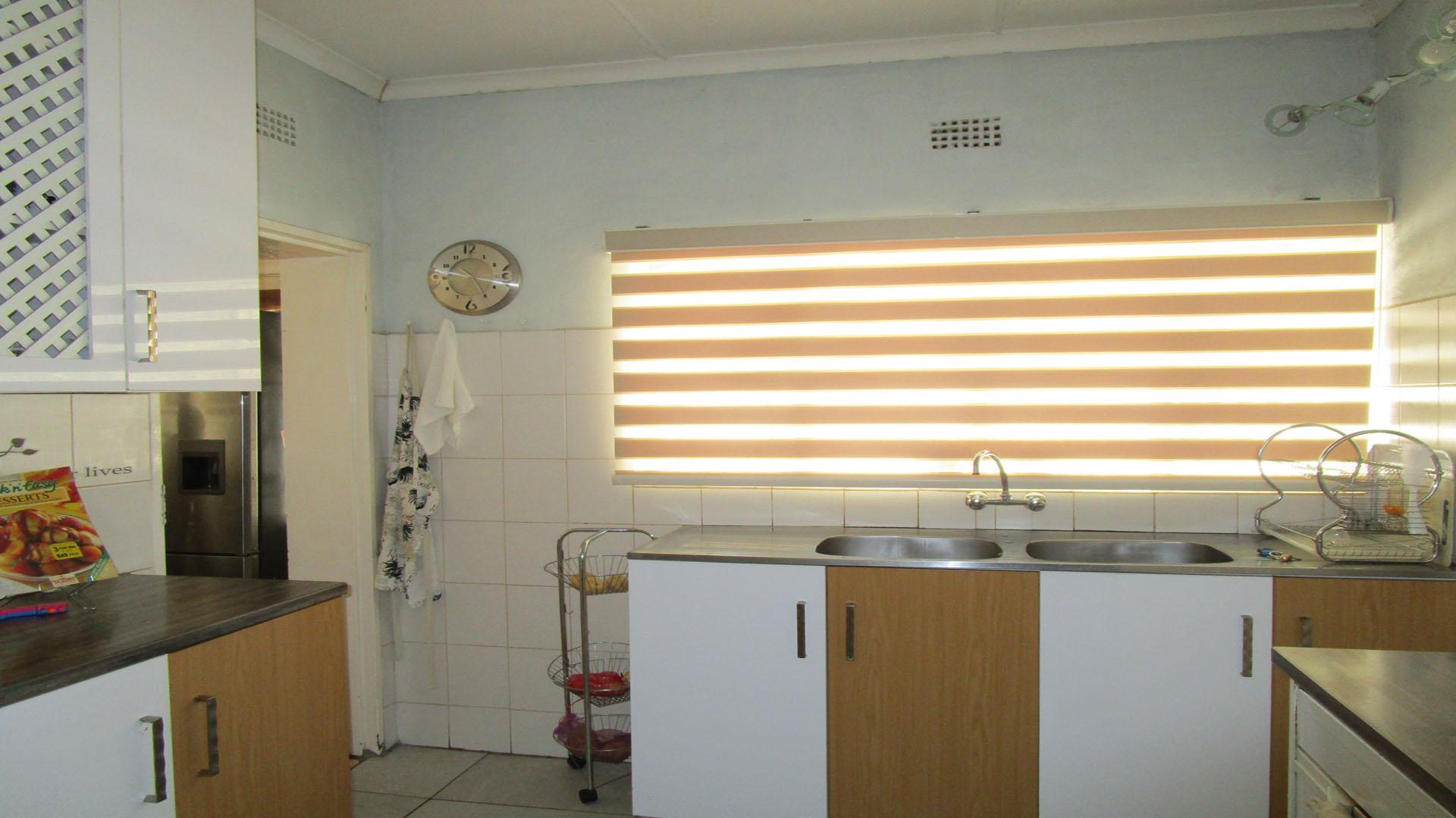 Kitchen - 10 square meters of property in Protea Park (North West)