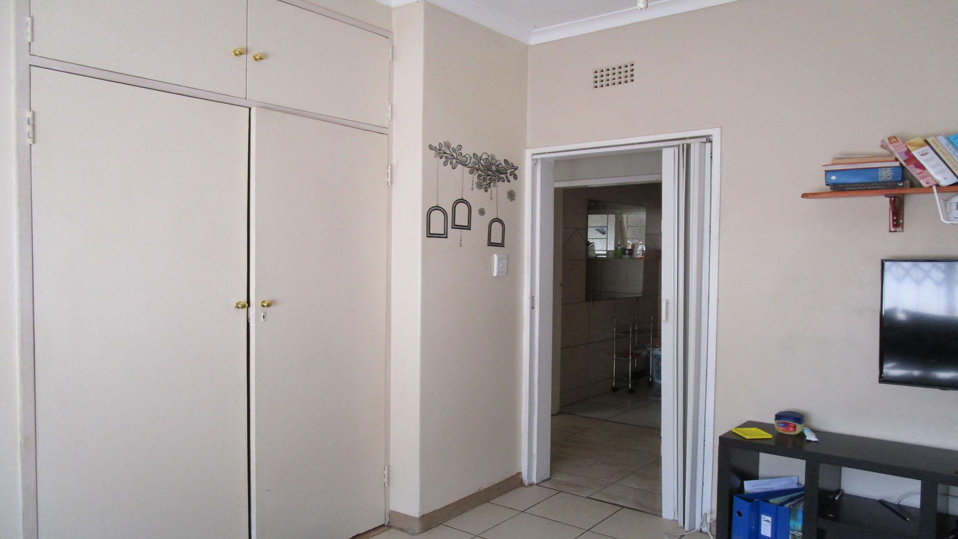 Bed Room 1 - 13 square meters of property in Protea Park (North West)