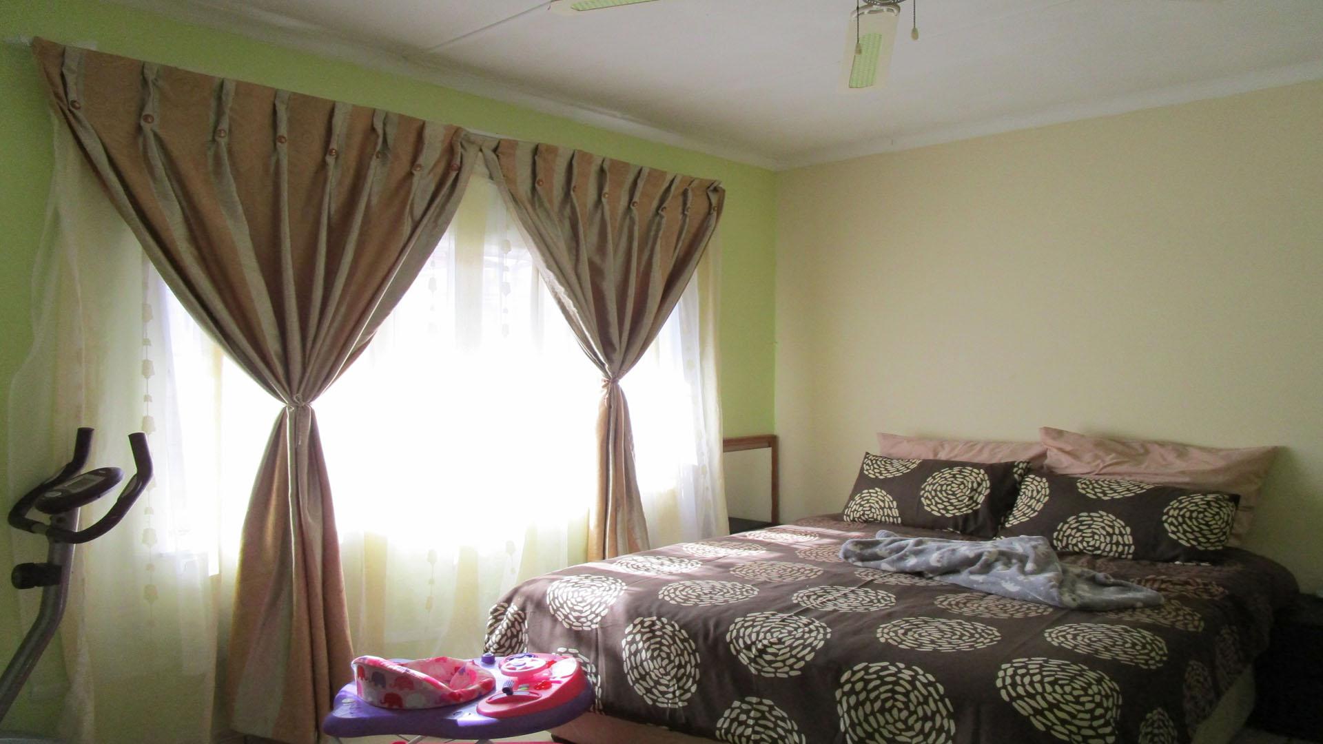 Bed Room 2 - 16 square meters of property in Protea Park (North West)