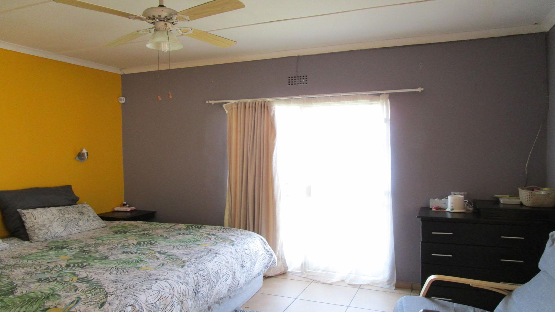 Main Bedroom - 20 square meters of property in Protea Park (North West)