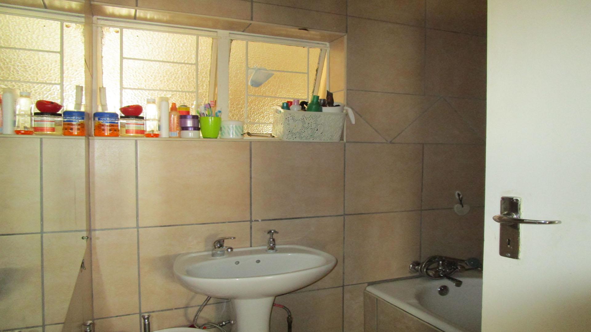 Bathroom 1 - 5 square meters of property in Protea Park (North West)