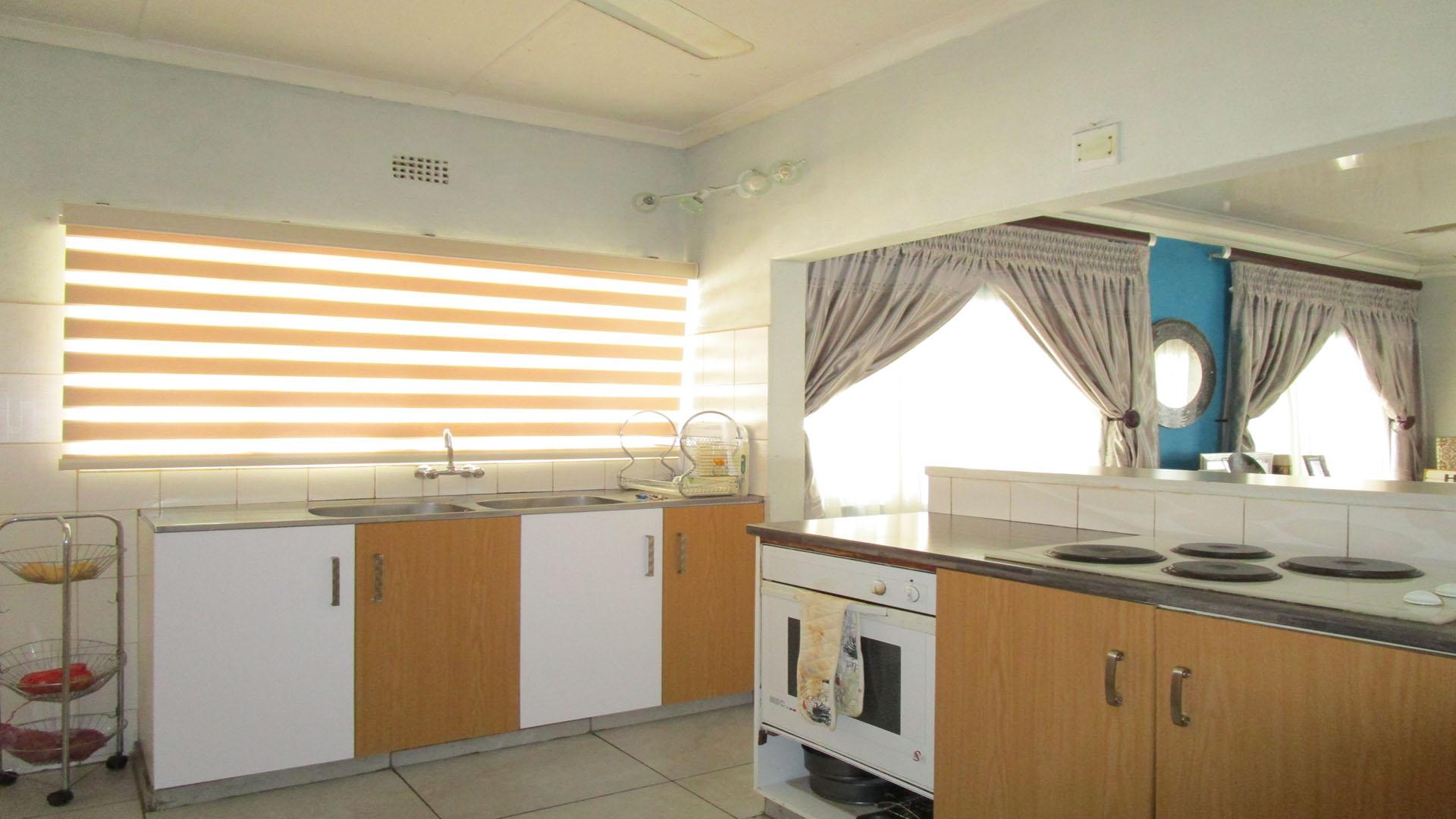 Kitchen - 10 square meters of property in Protea Park (North West)