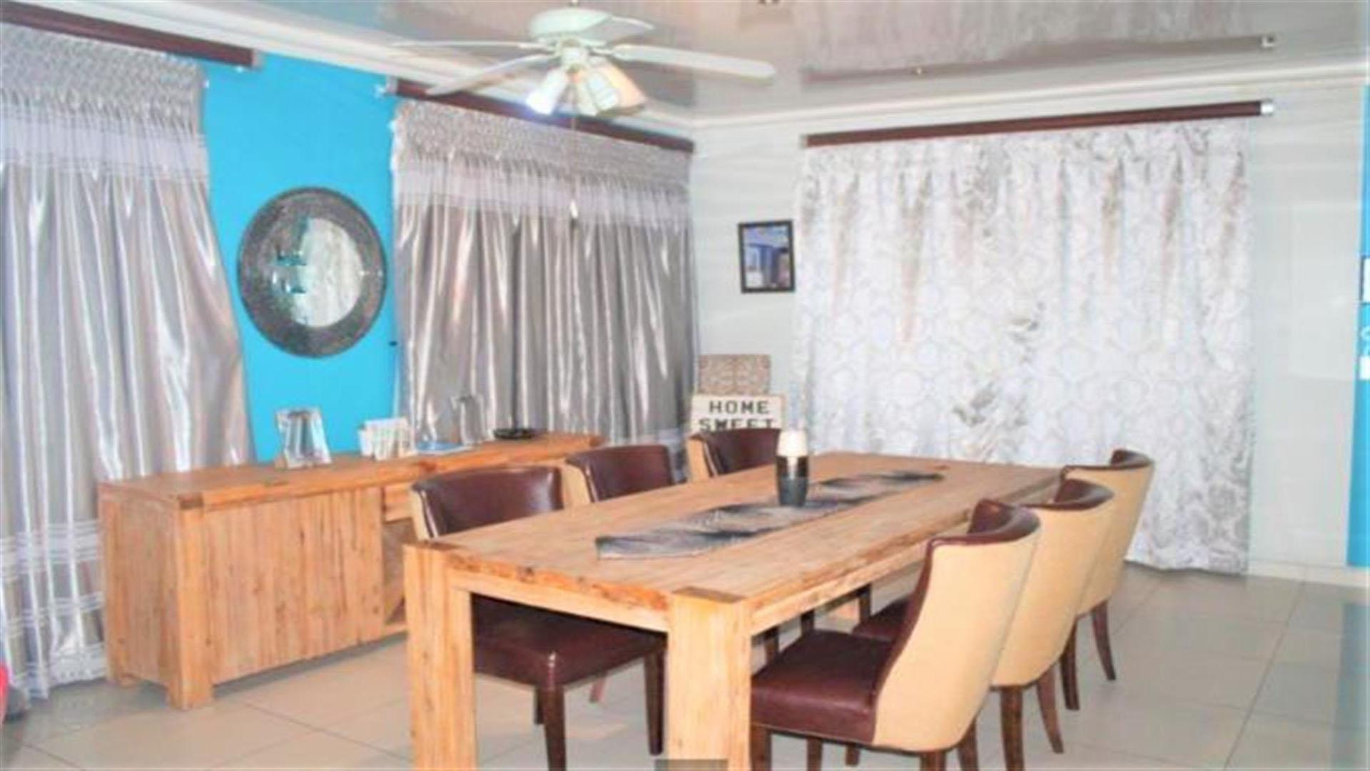 Dining Room - 23 square meters of property in Protea Park (North West)