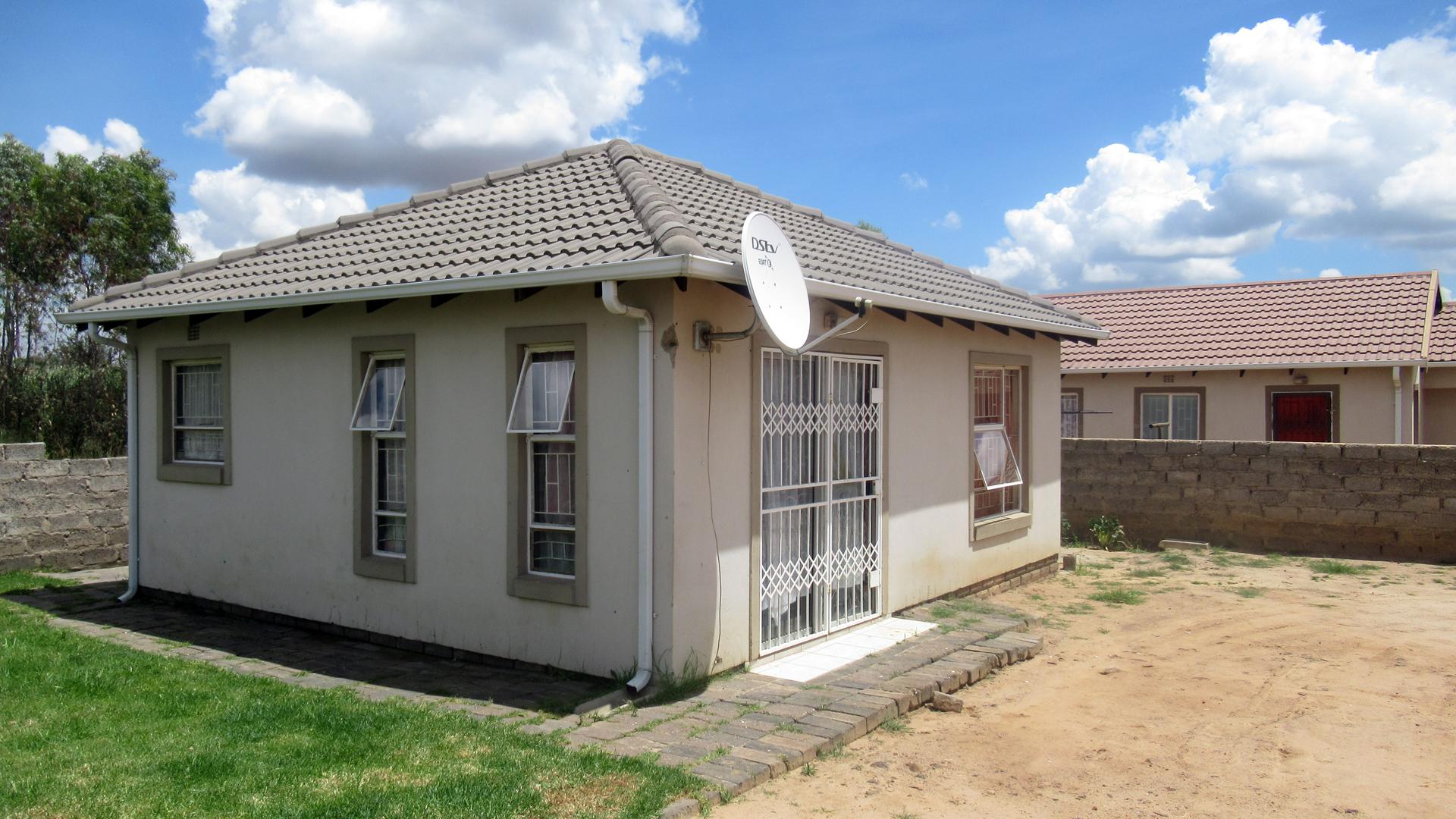 Front View of property in Klarinet