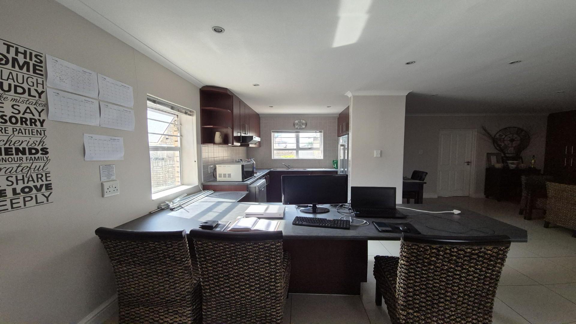 Kitchen of property in Bluewater Bay