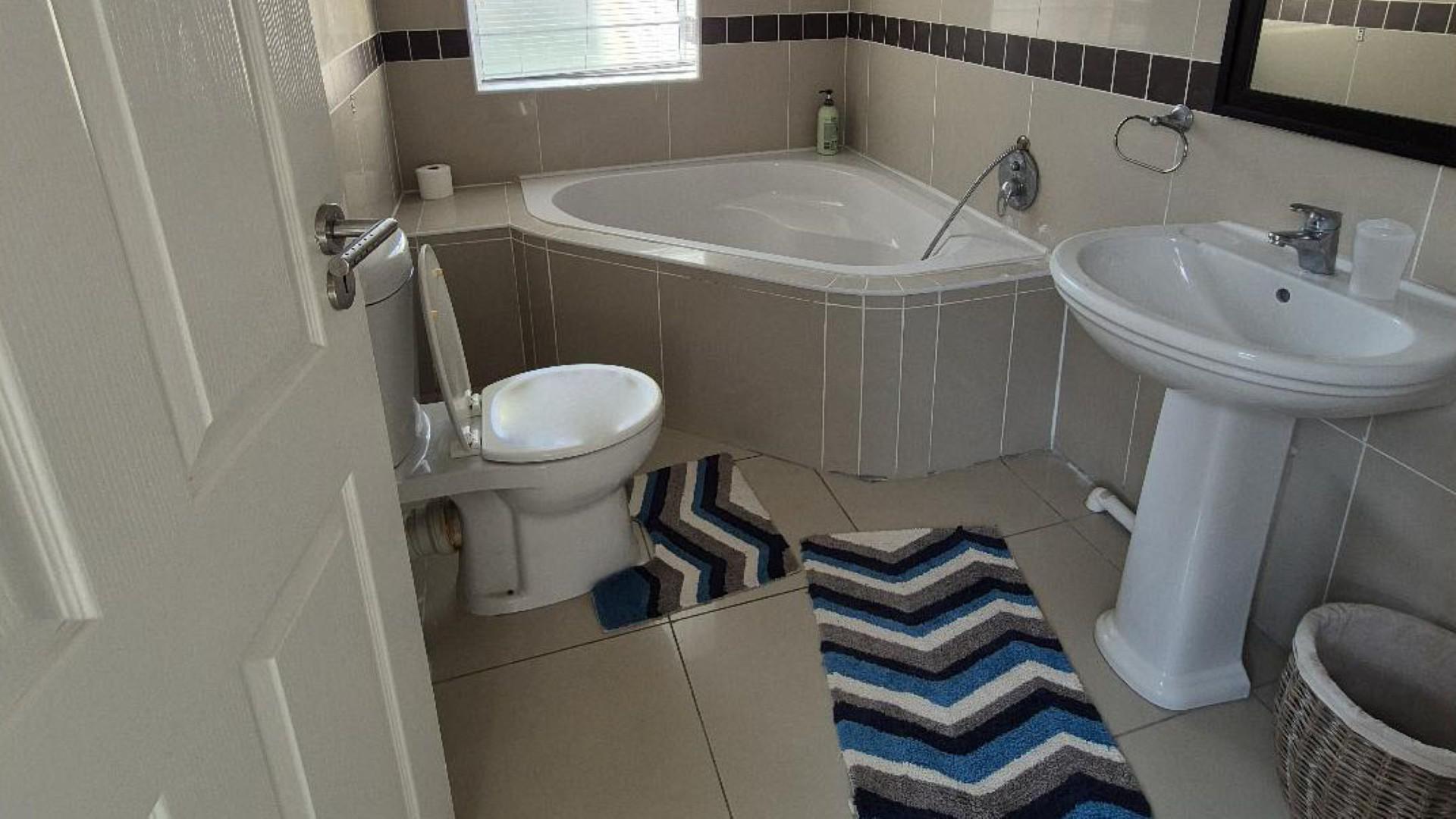 Bathroom 1 of property in Bluewater Bay