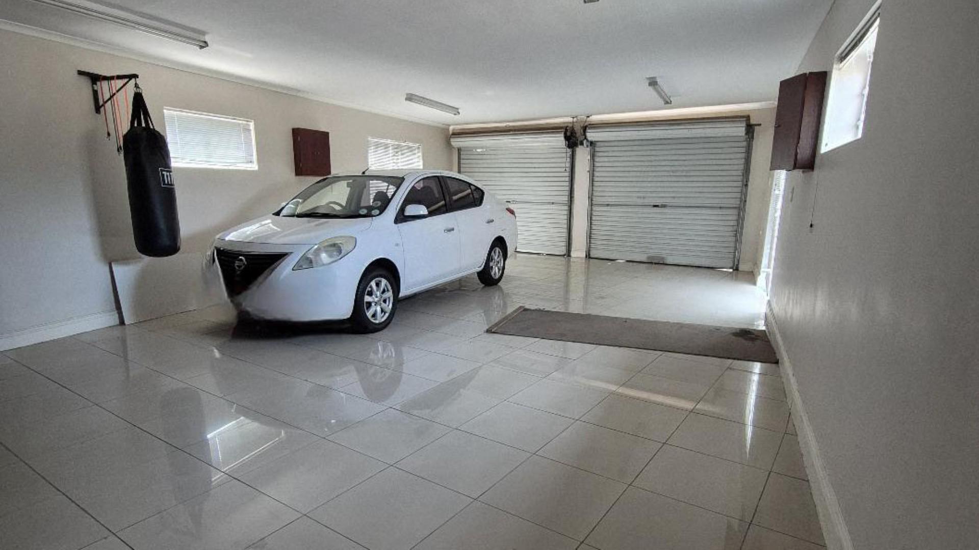 Garage of property in Bluewater Bay