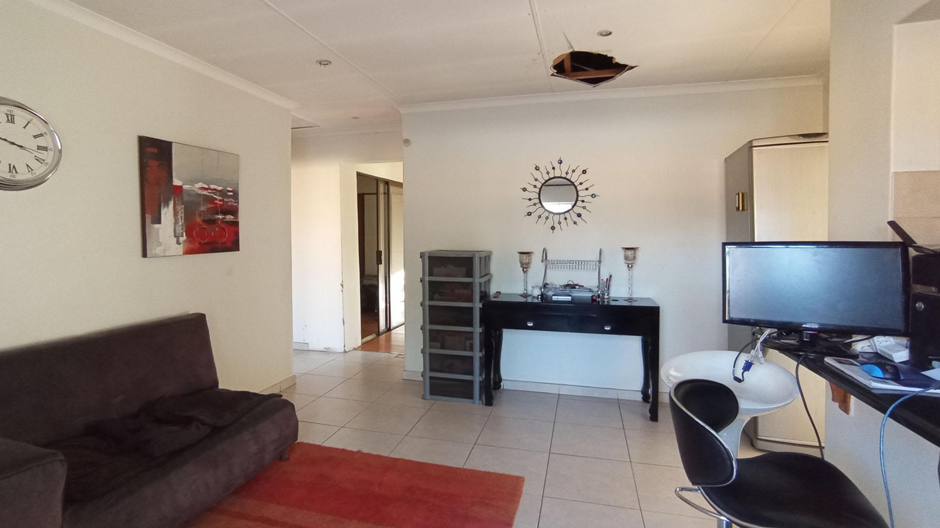 Lounges - 52 square meters of property in Glen Austin AH (Midrand)