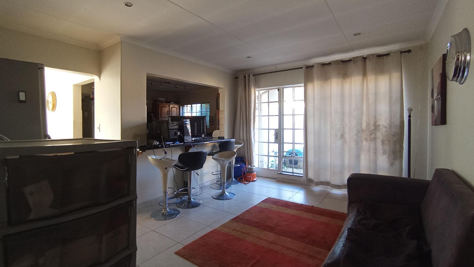 Lounges - 52 square meters of property in Glen Austin AH (Midrand)