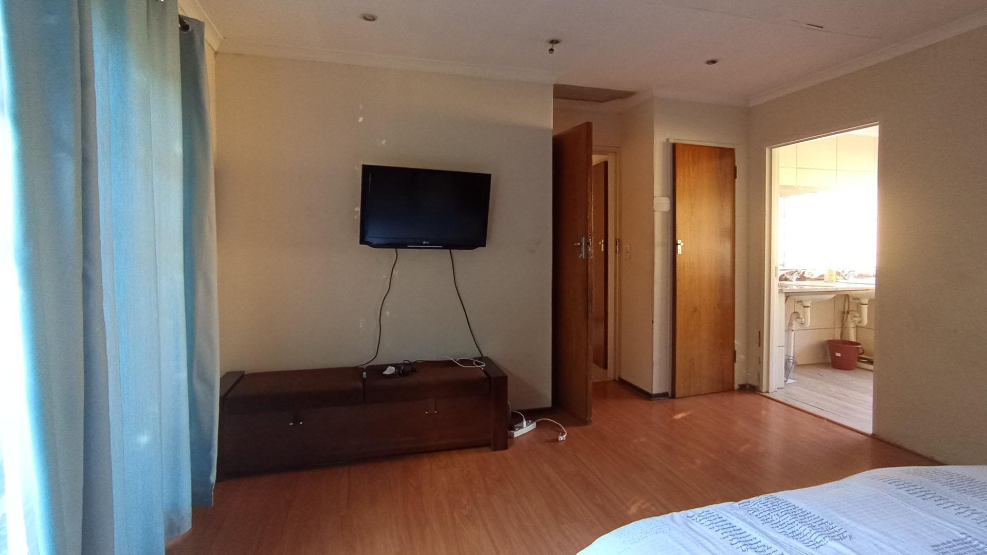 Main Bedroom - 24 square meters of property in Glen Austin AH (Midrand)