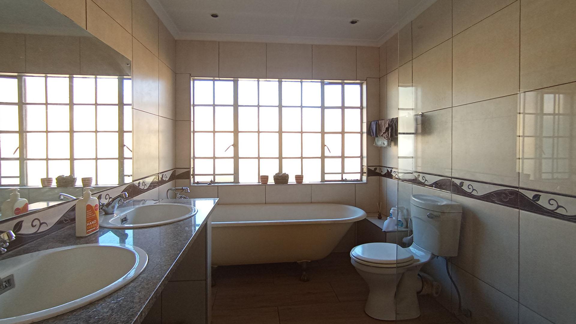Main Bathroom - 8 square meters of property in Glen Austin AH (Midrand)