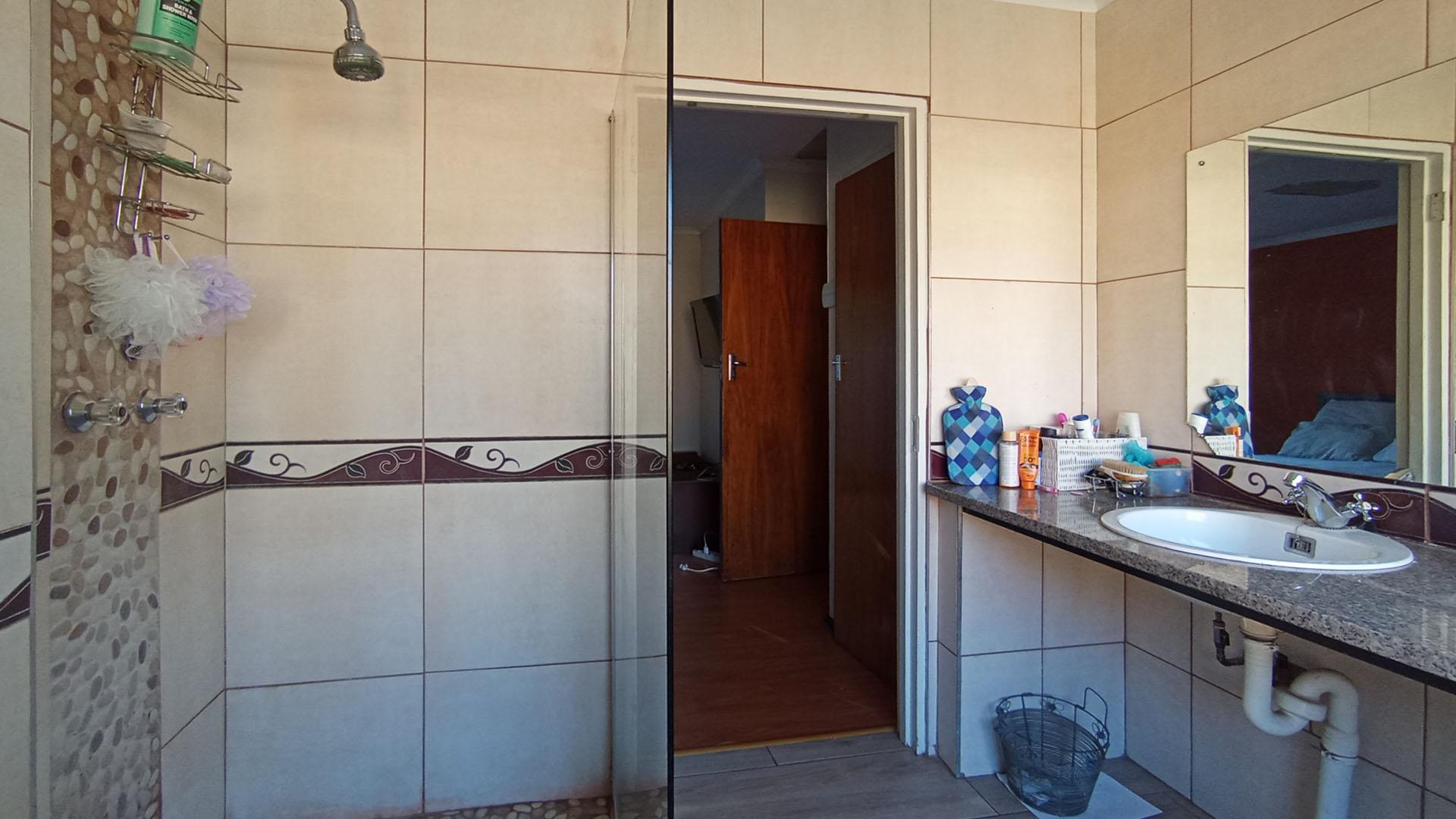 Main Bathroom - 8 square meters of property in Glen Austin AH (Midrand)