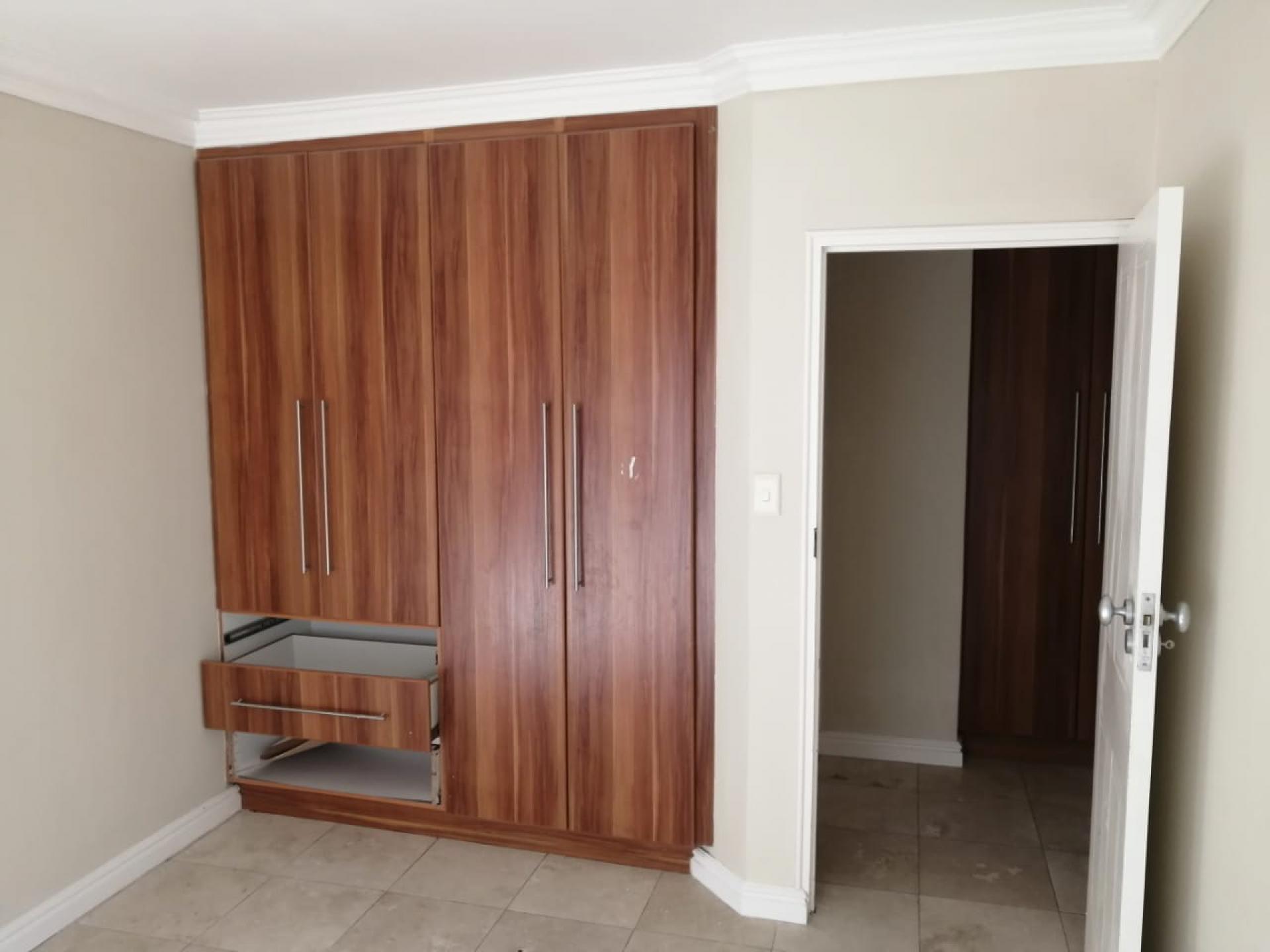 Bed Room 1 of property in Summerstrand