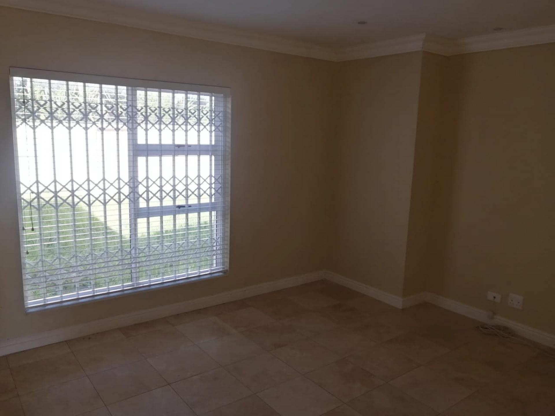 Bed Room 1 of property in Summerstrand