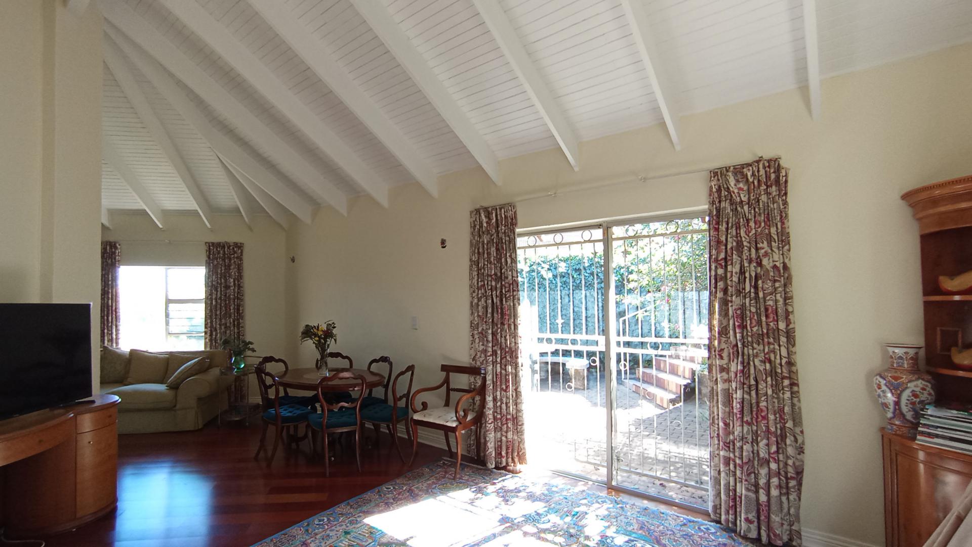 Lounges - 25 square meters of property in Florida North