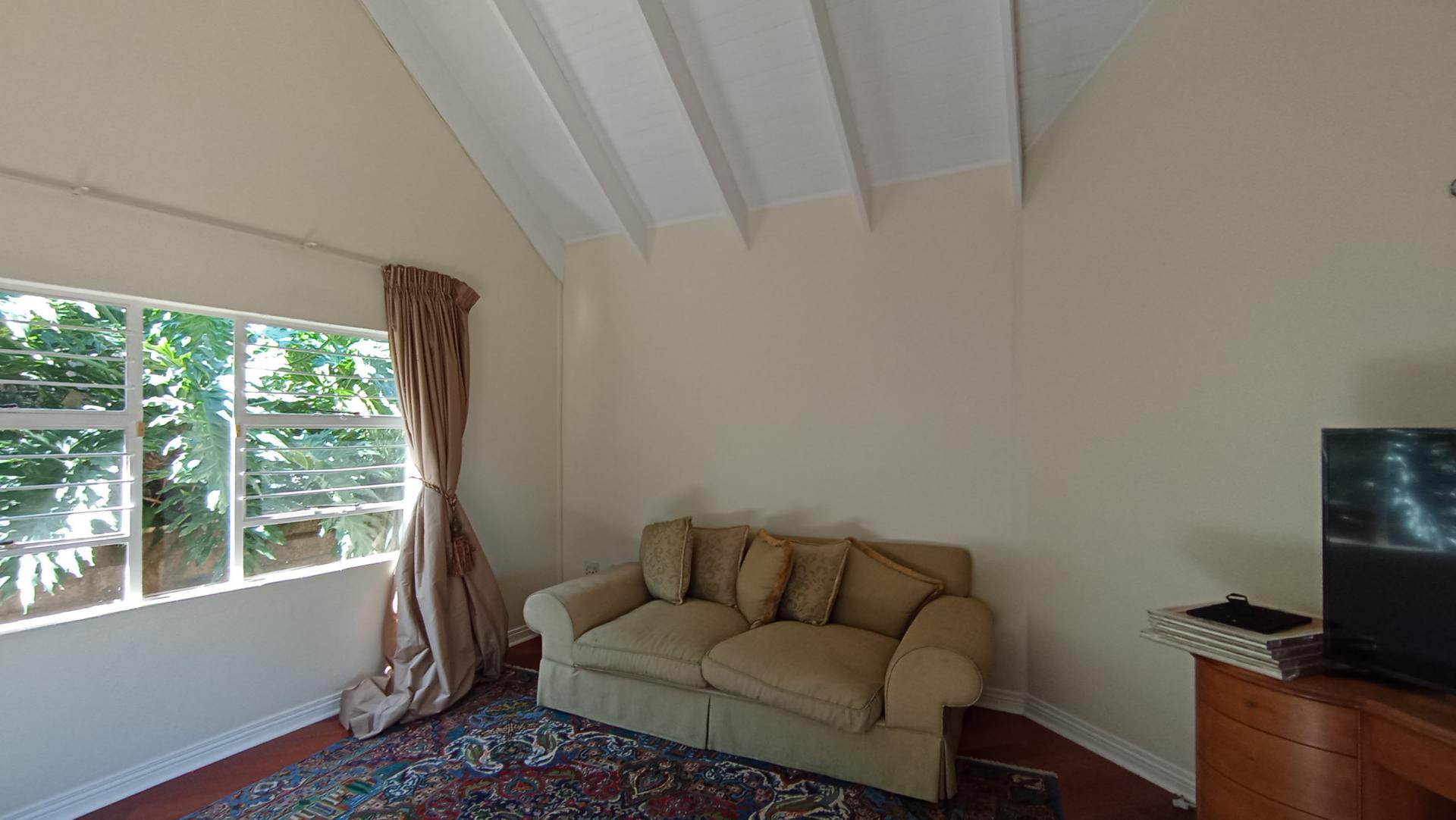 Lounges - 25 square meters of property in Florida North