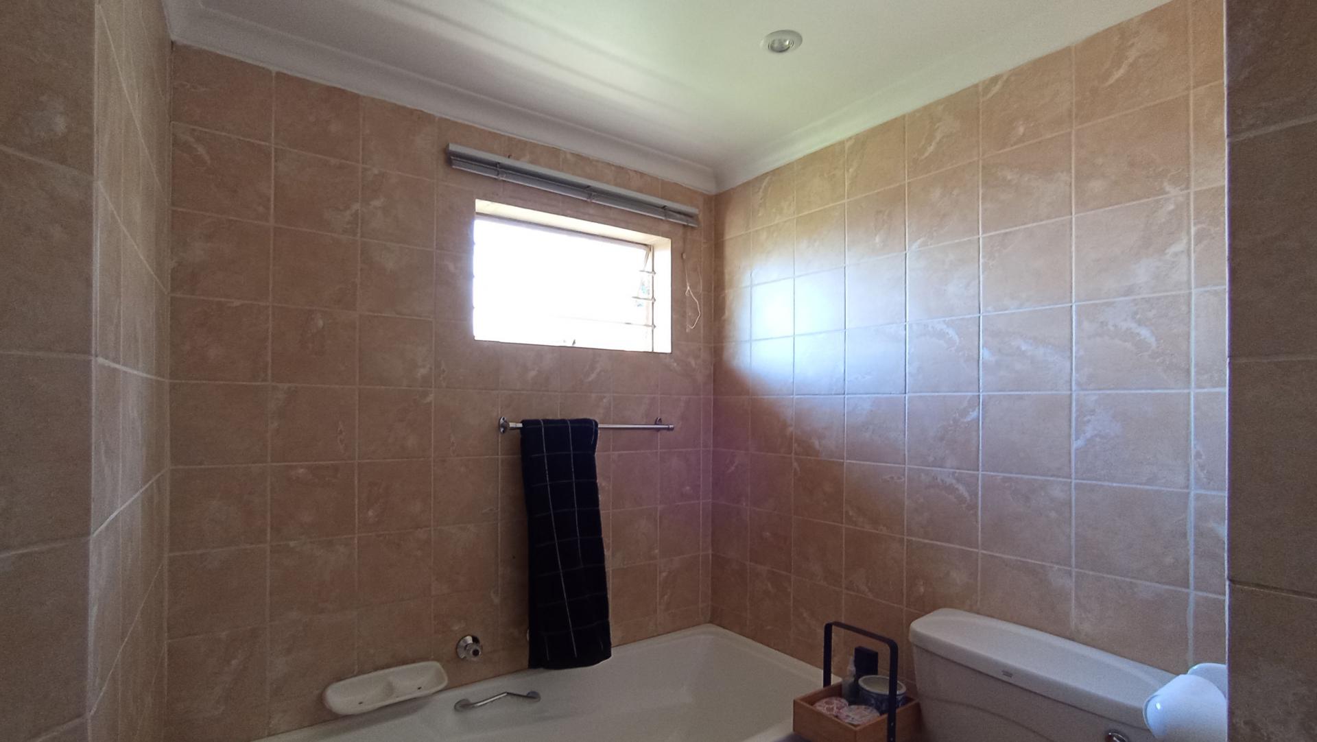 Bathroom 1 - 11 square meters of property in Florida North