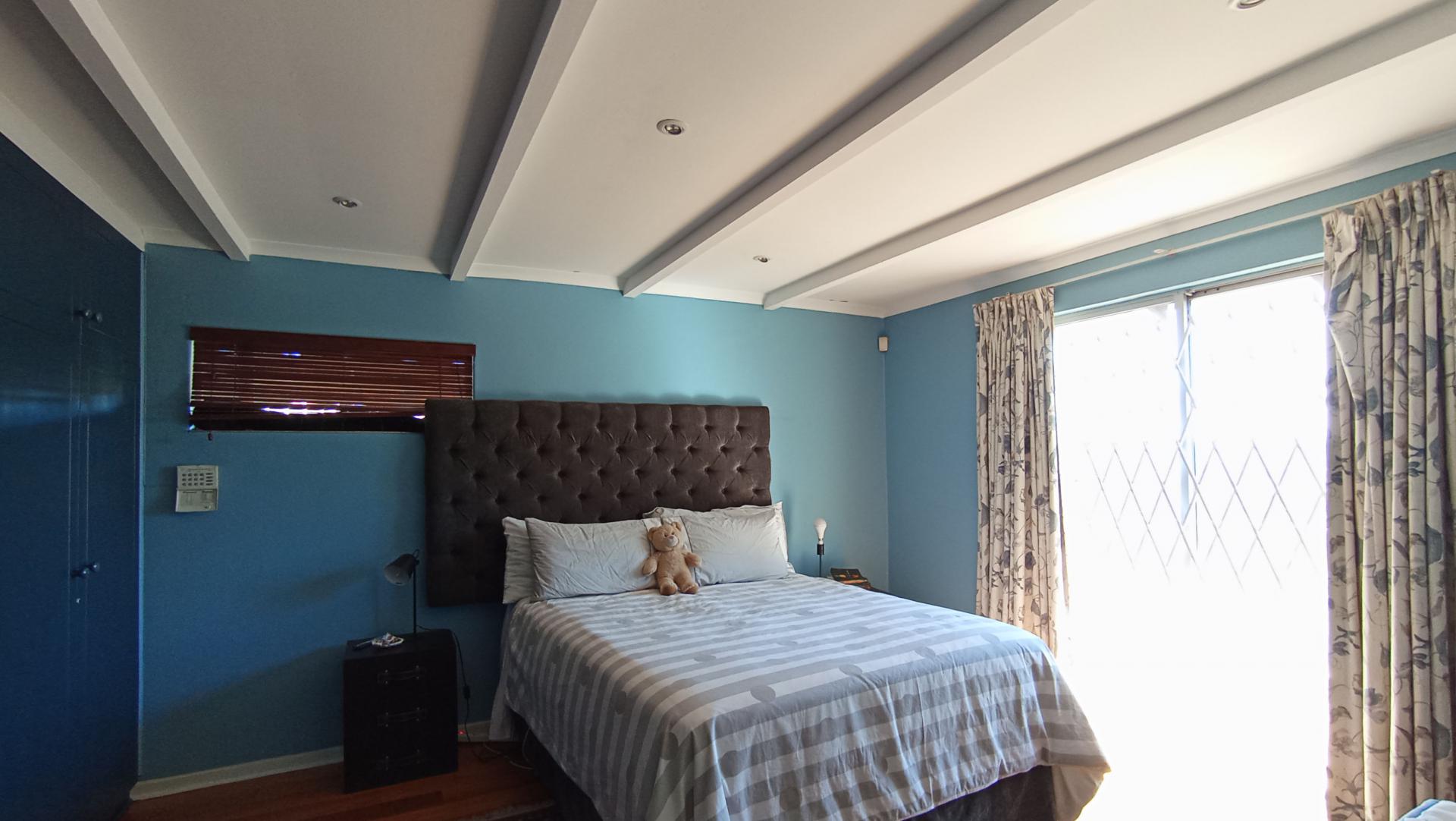 Main Bedroom - 18 square meters of property in Florida North