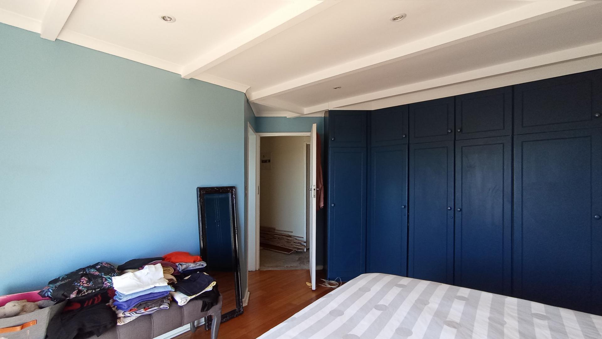 Main Bedroom - 18 square meters of property in Florida North