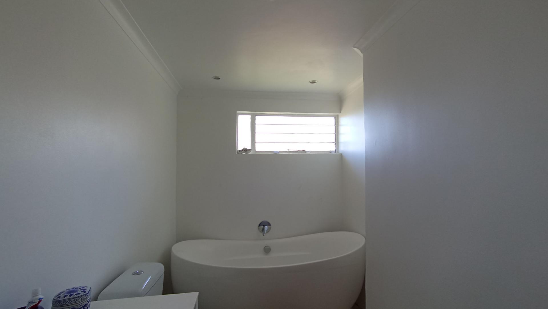 Main Bathroom - 5 square meters of property in Florida North