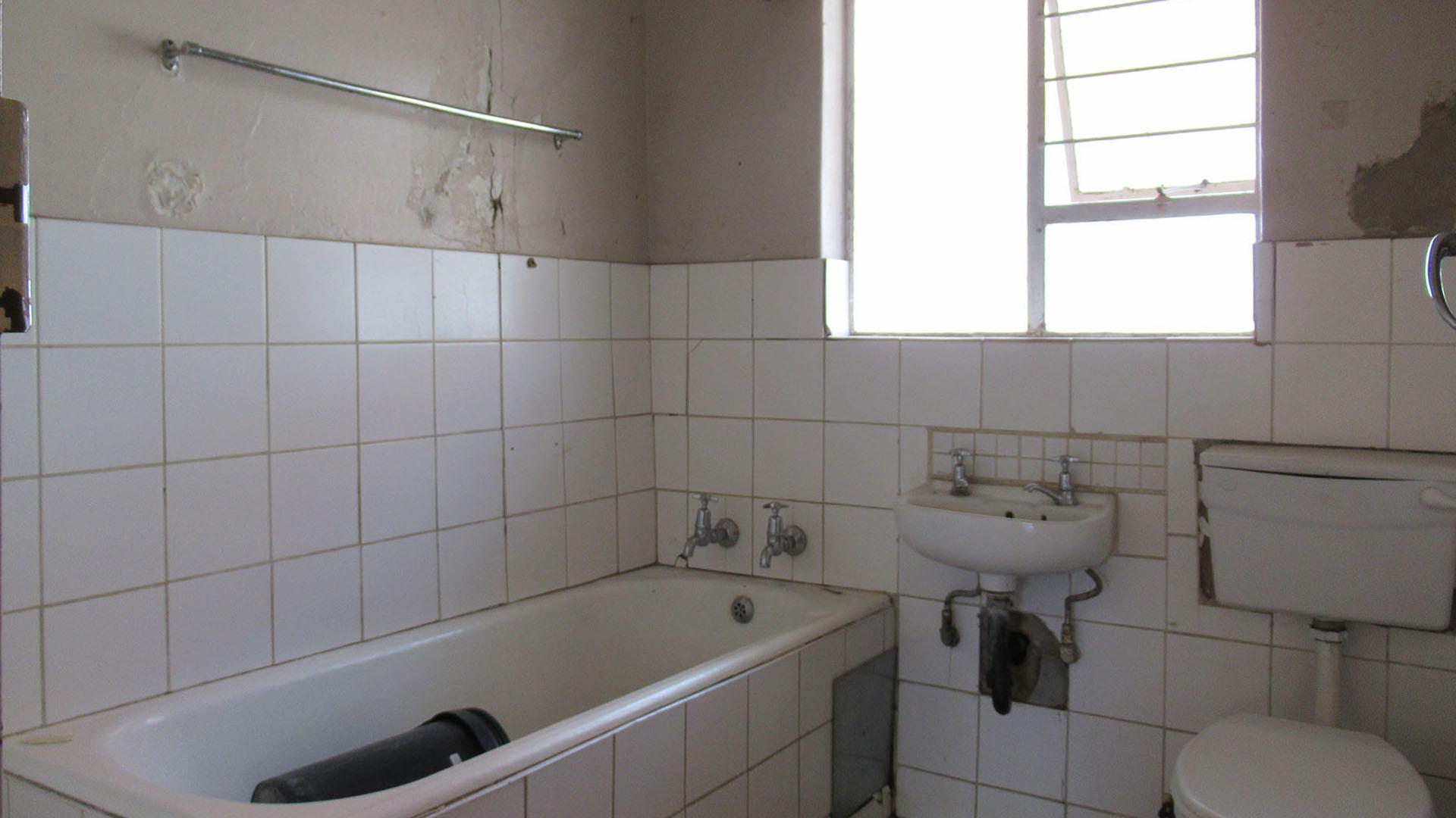 Bathroom 1 - 5 square meters of property in Wentworth Park