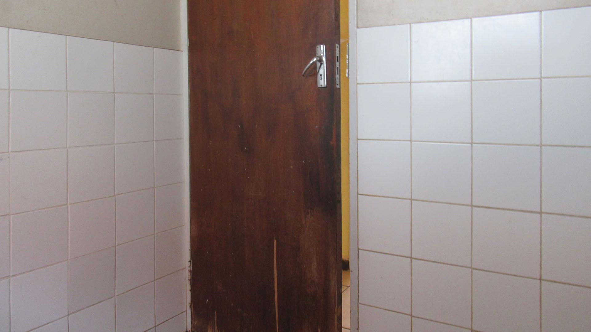 Bathroom 1 - 5 square meters of property in Wentworth Park
