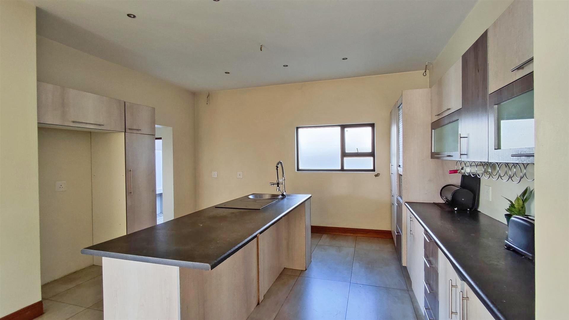Kitchen - 24 square meters of property in Helderwyk Estate