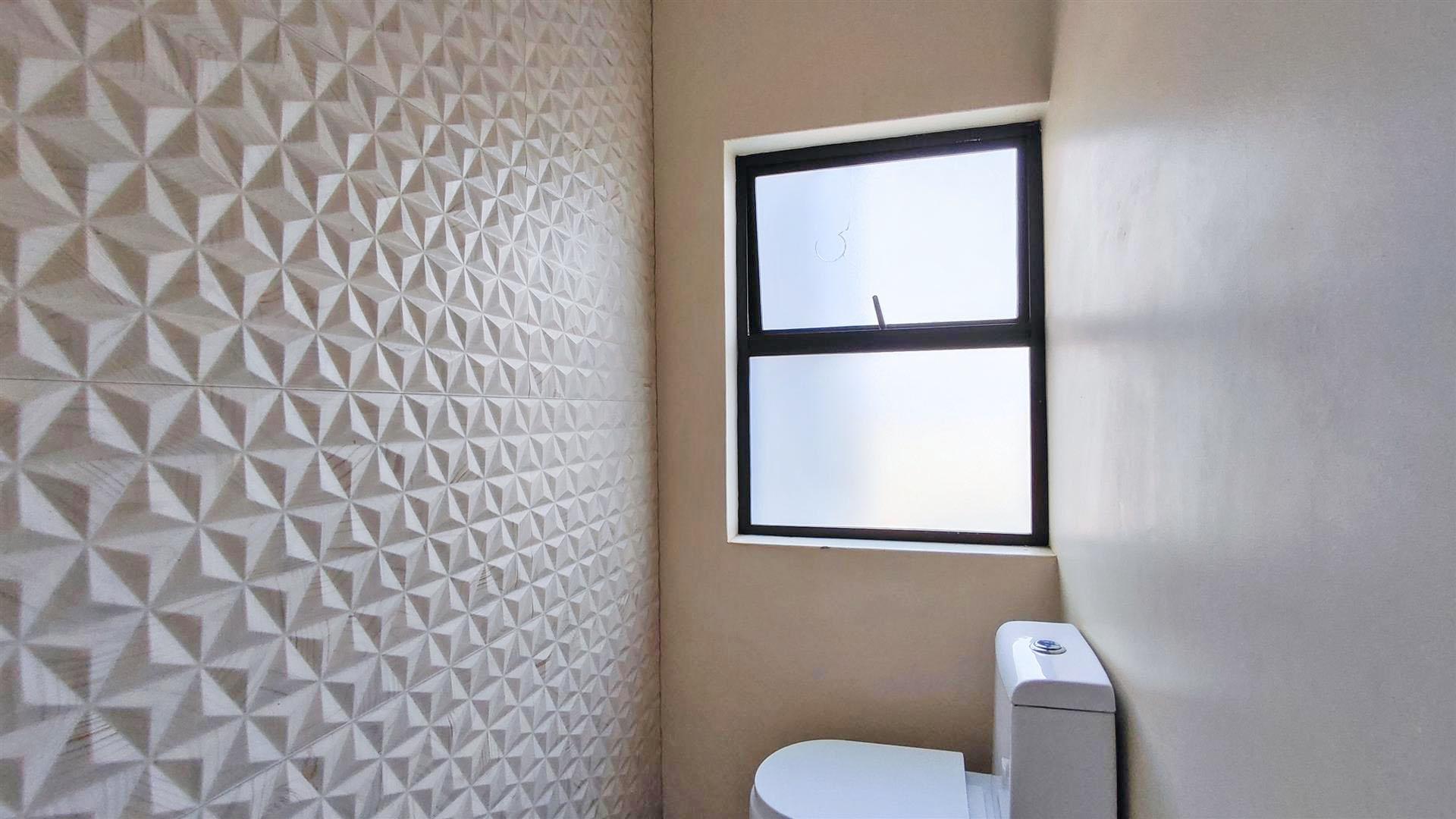 Guest Toilet - 8 square meters of property in Helderwyk Estate