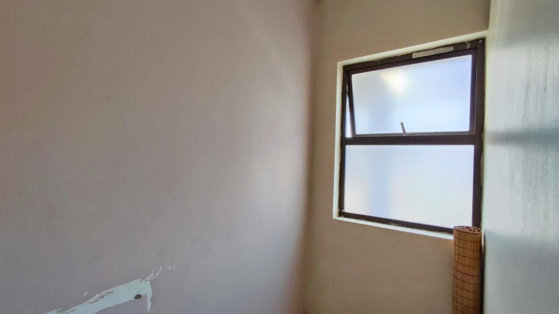 Guest Toilet - 8 square meters of property in Helderwyk Estate