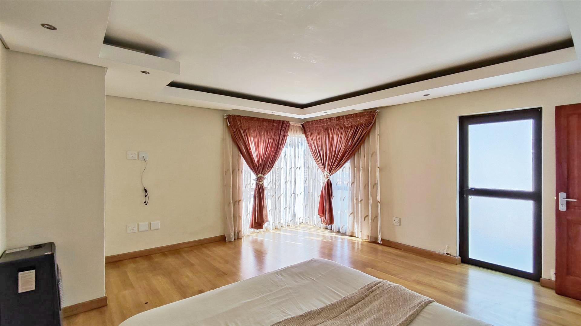 Main Bedroom - 24 square meters of property in Helderwyk Estate