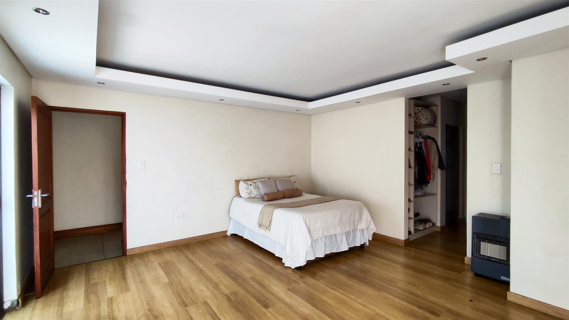 Main Bedroom - 24 square meters of property in Helderwyk Estate