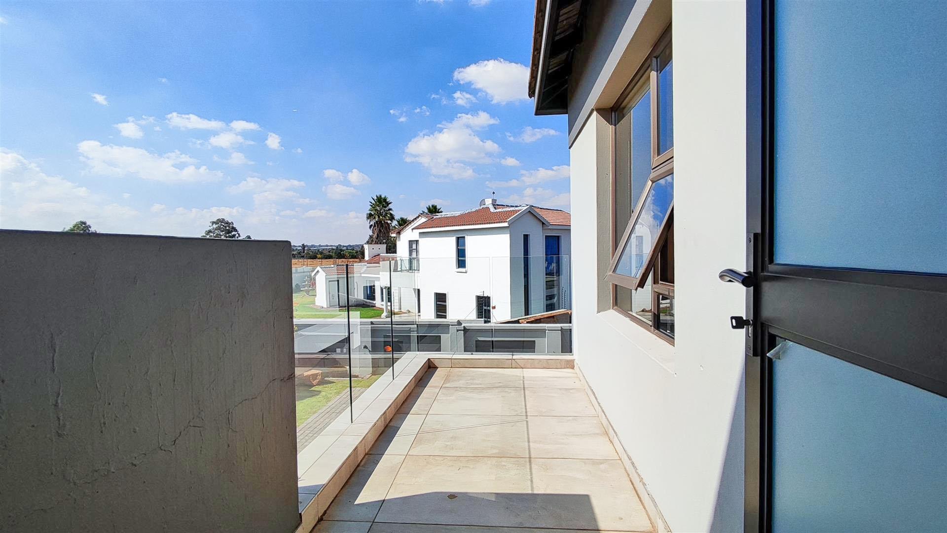 Balcony - 27 square meters of property in Helderwyk Estate