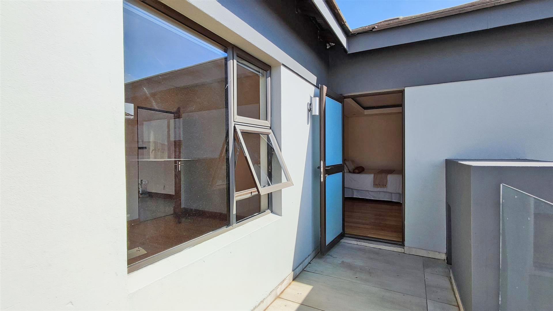 Balcony - 27 square meters of property in Helderwyk Estate