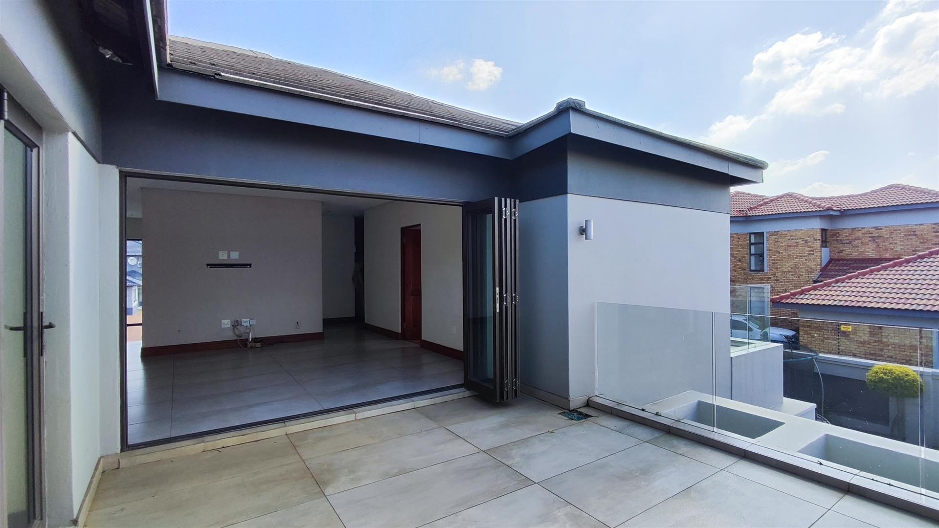 Balcony - 27 square meters of property in Helderwyk Estate