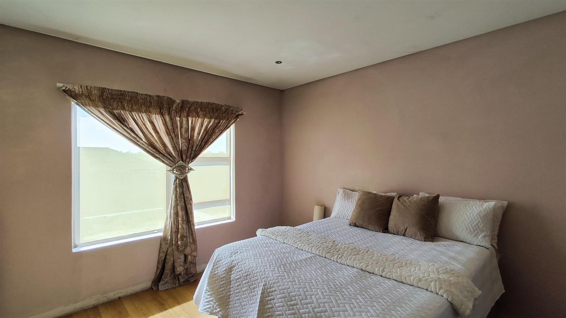 Bed Room 2 - 14 square meters of property in Helderwyk Estate