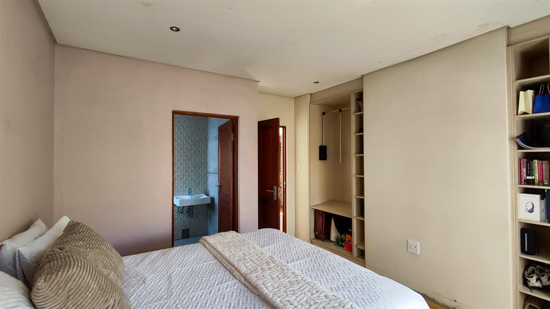 Bed Room 2 - 14 square meters of property in Helderwyk Estate