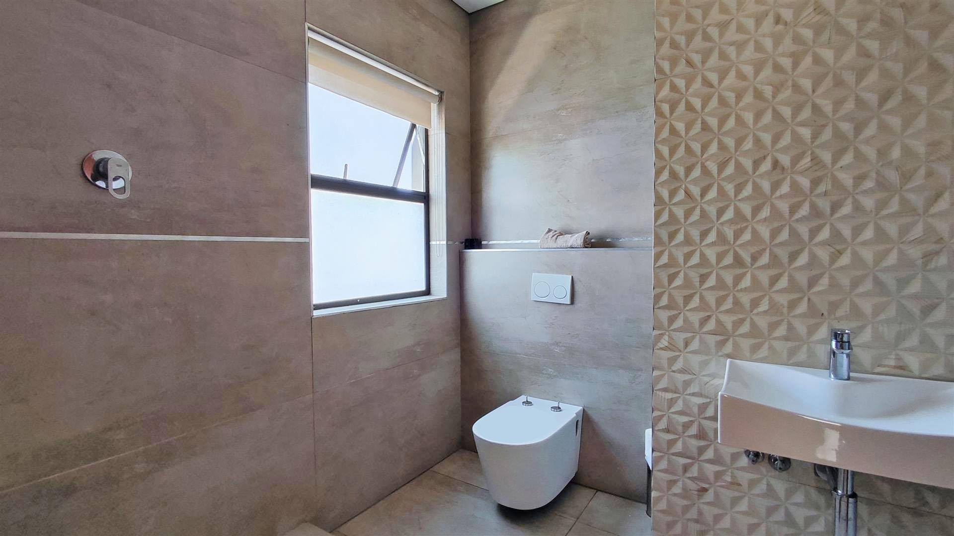 Bathroom 2 - 4 square meters of property in Helderwyk Estate