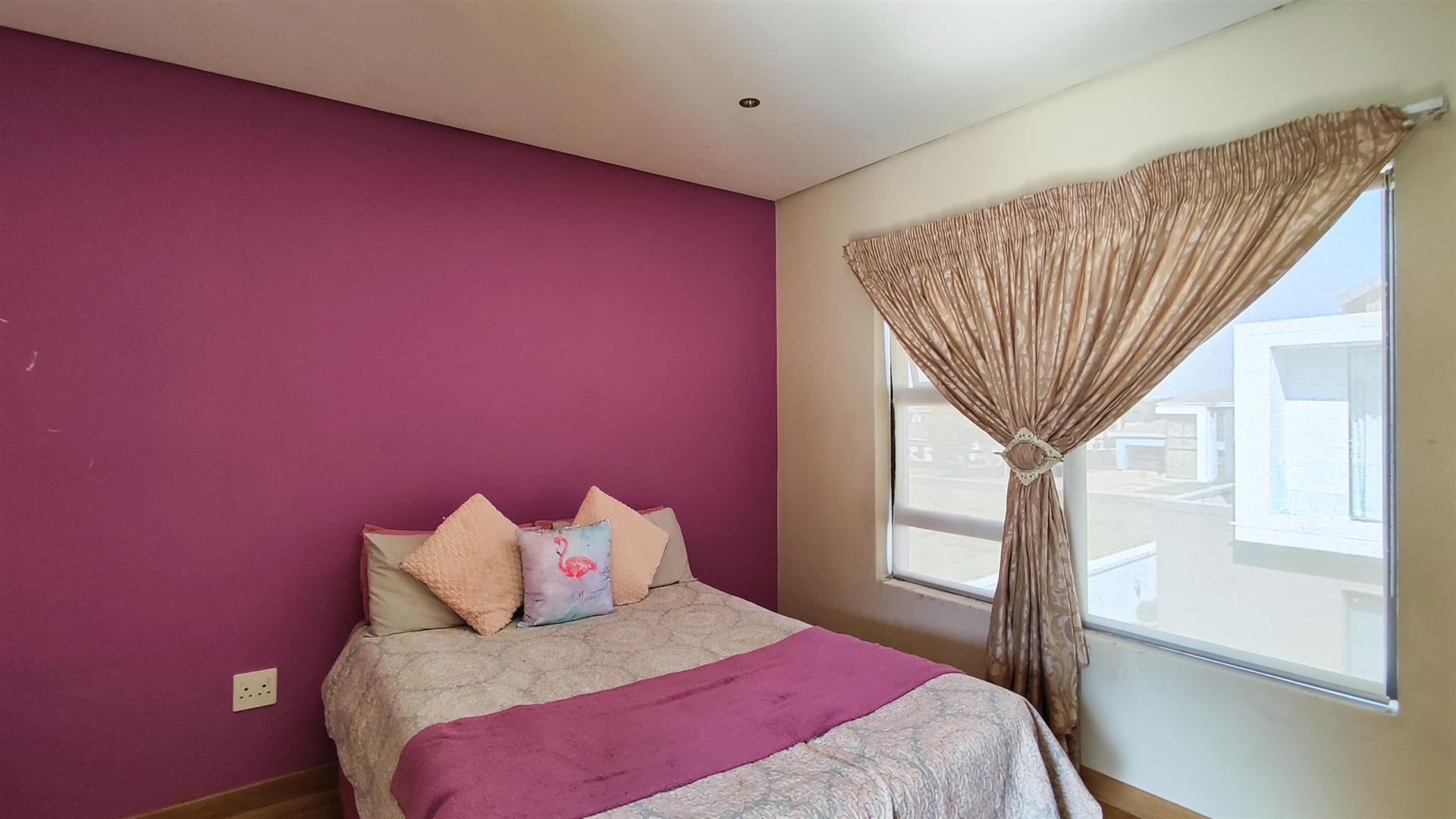 Bed Room 3 - 14 square meters of property in Helderwyk Estate