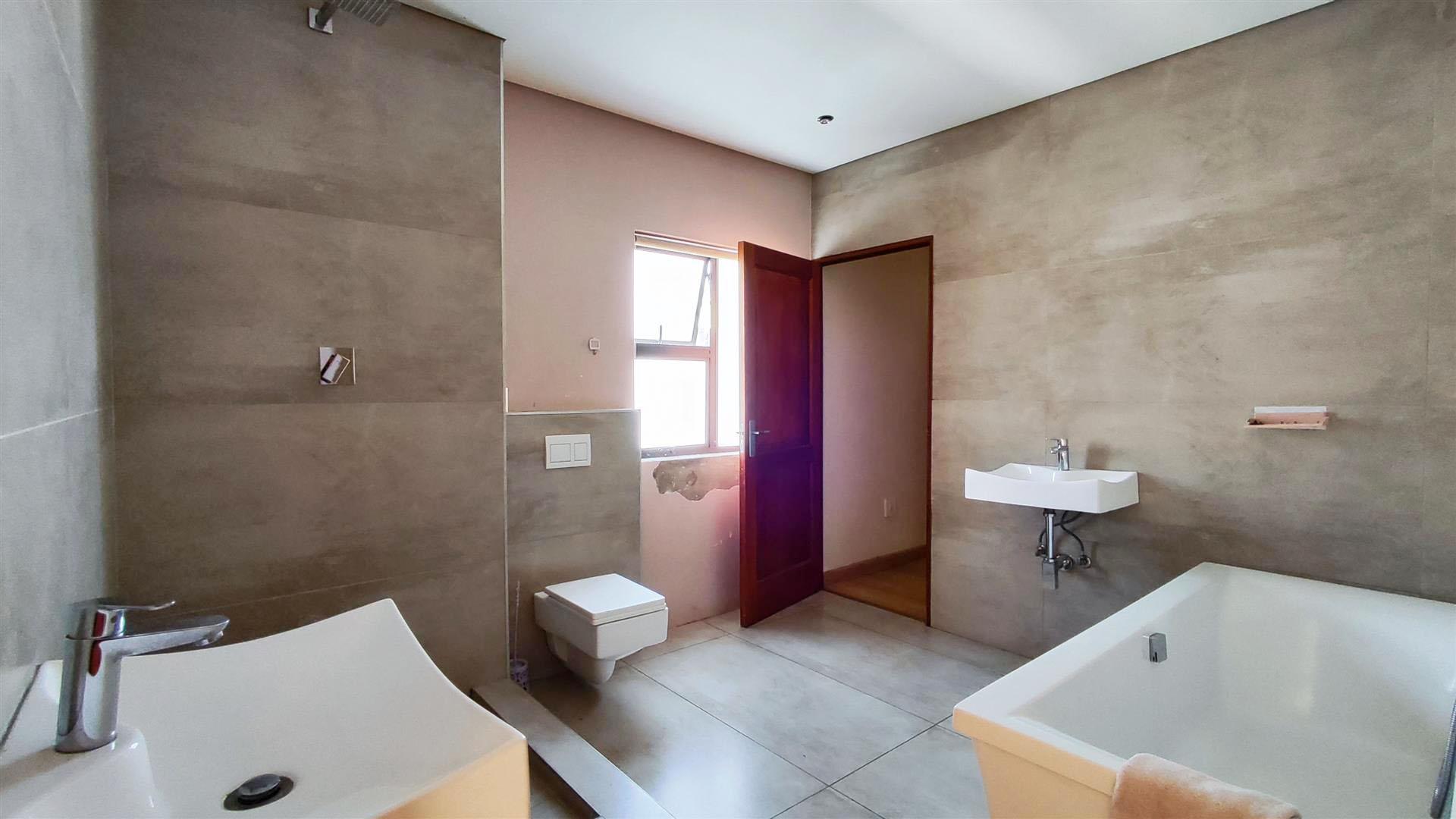 Bathroom 3+ - 15 square meters of property in Helderwyk Estate