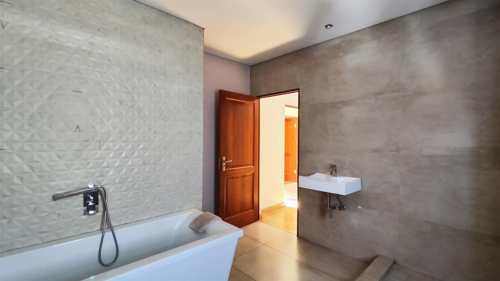 Bathroom 3+ - 15 square meters of property in Helderwyk Estate