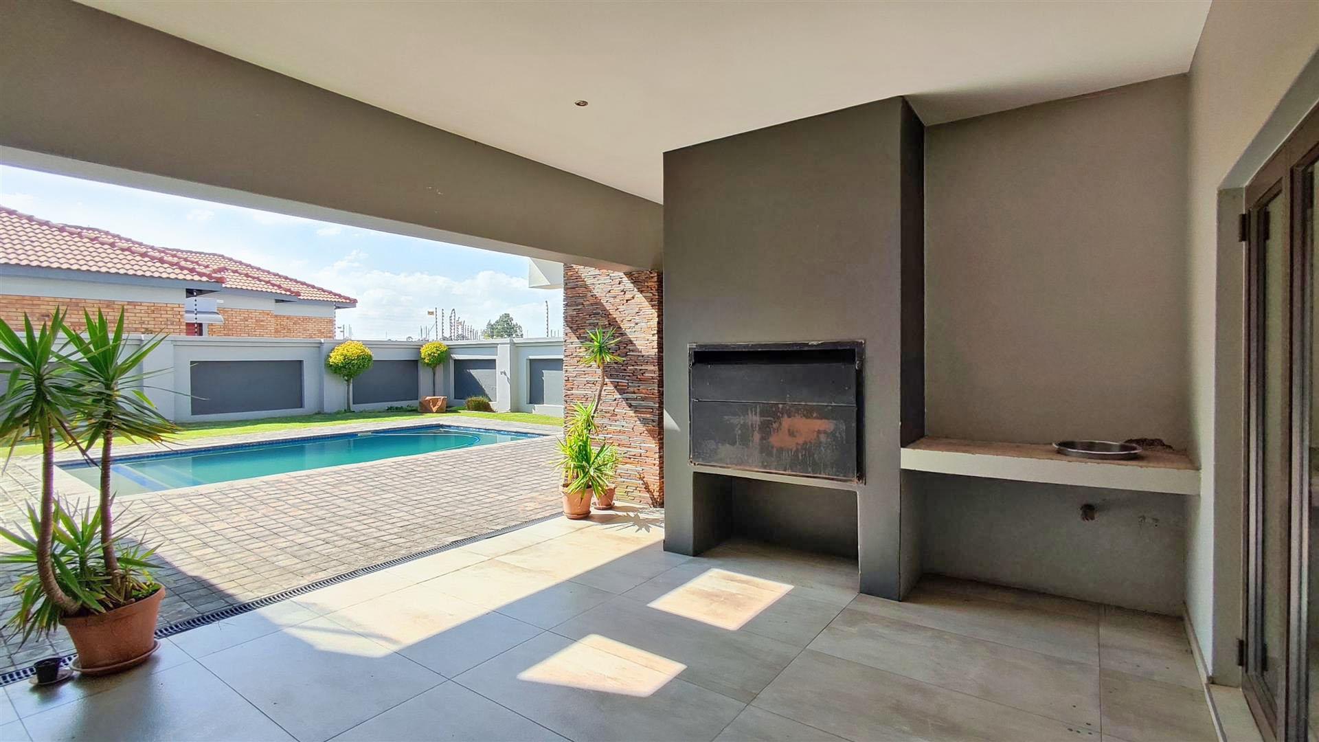 Patio - 33 square meters of property in Helderwyk Estate