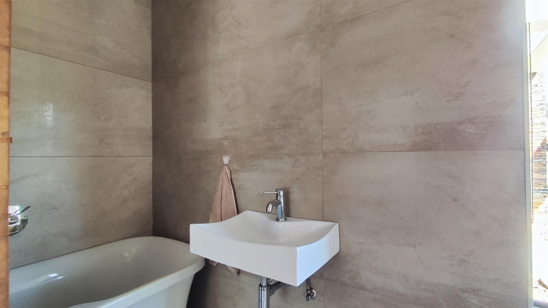 Bathroom 1 - 6 square meters of property in Helderwyk Estate