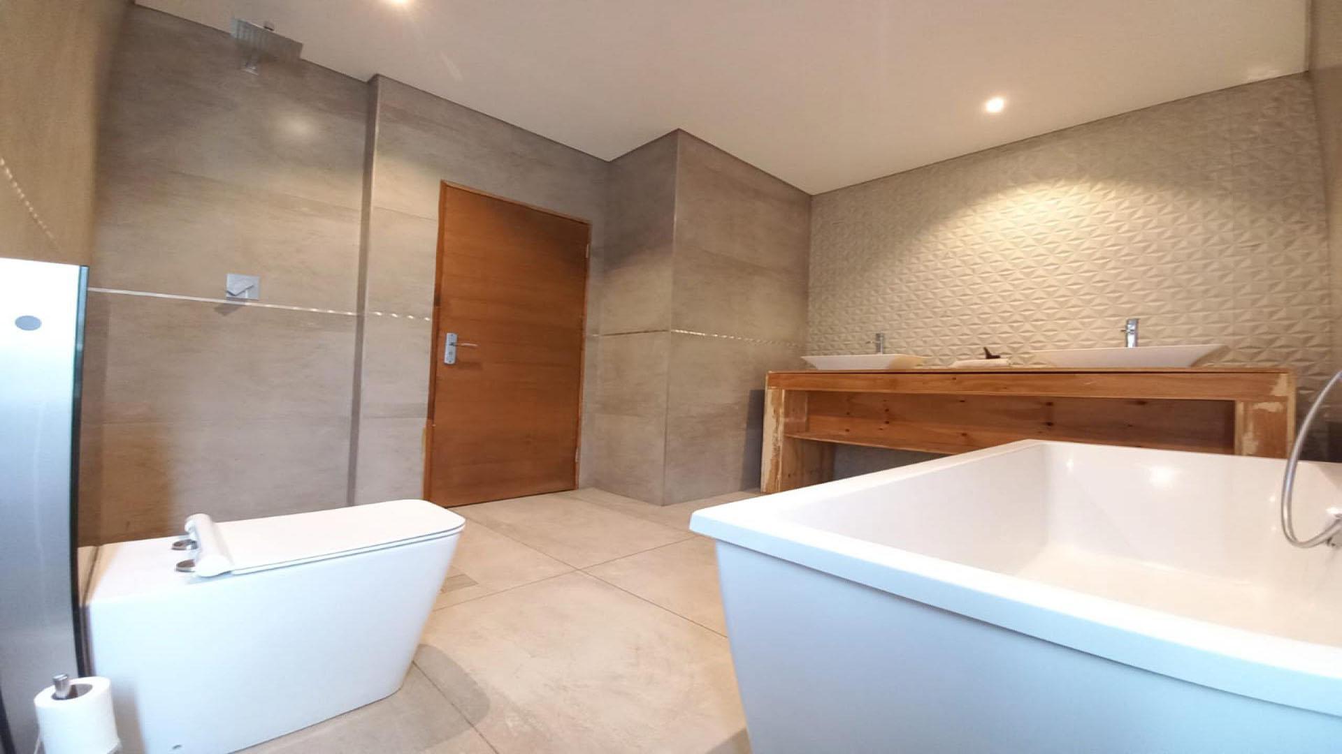 Main Bathroom - 10 square meters of property in Helderwyk Estate