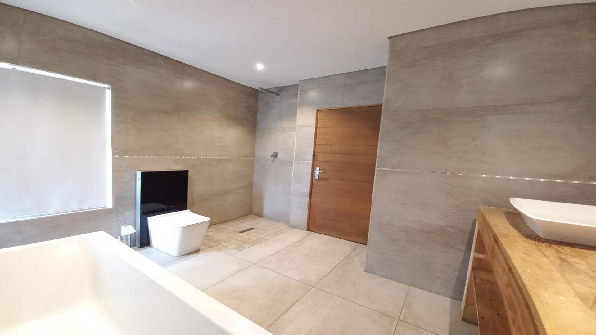 Main Bathroom - 10 square meters of property in Helderwyk Estate