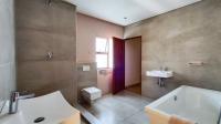 Bathroom 3+ - 15 square meters of property in Helderwyk Estate