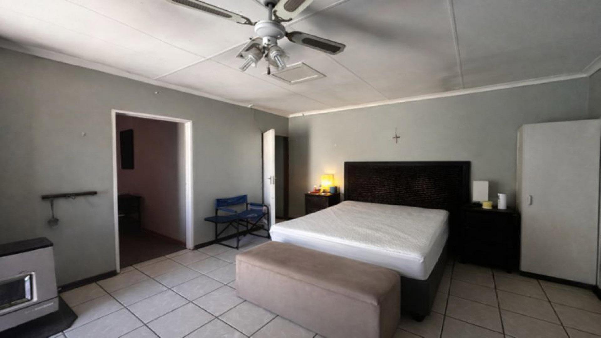 Bed Room 1 of property in Bloemfontein